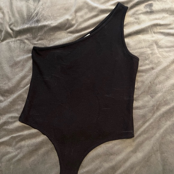 One-Shoulder Ribbed Bodysuit - Picture 2 of 7
